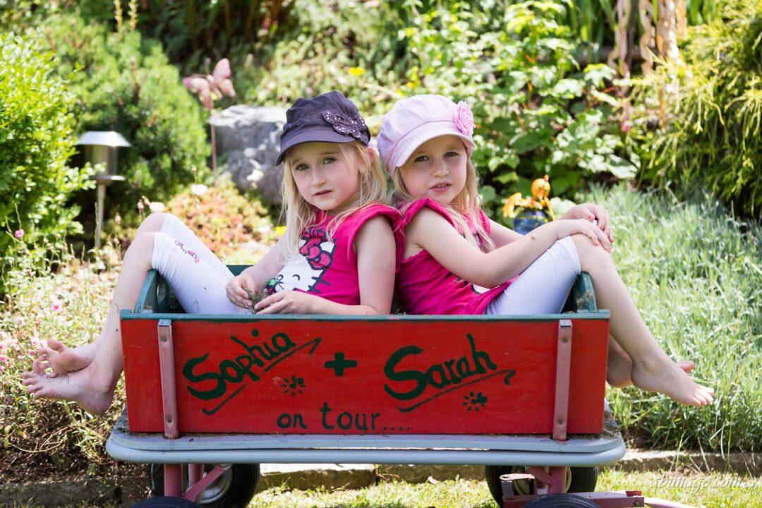 Portraitfoto von zwei kleinen Schwestern im Garten
