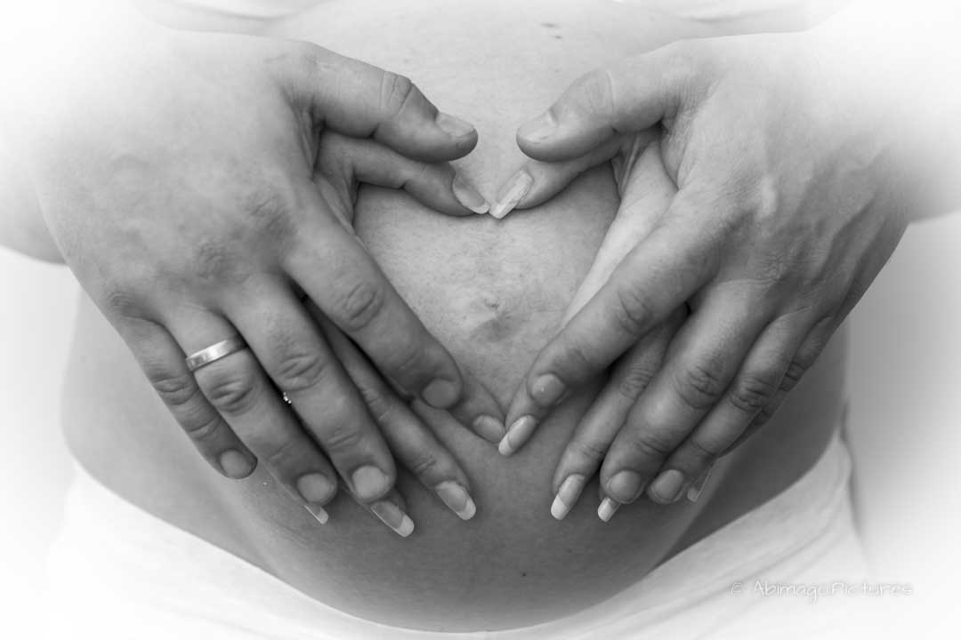 Babybauch-Foto in schwarz-weiß