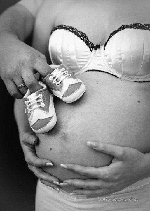 Babybauch Foto in schwarz-weiß