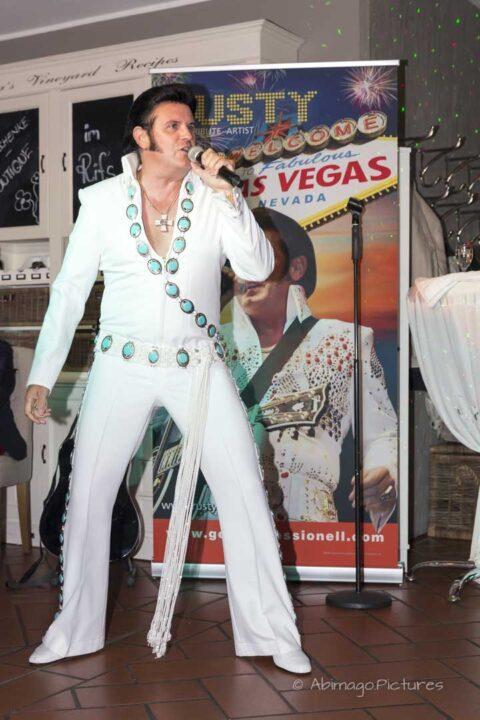 Mann im Elvis Presley Kostüm singt