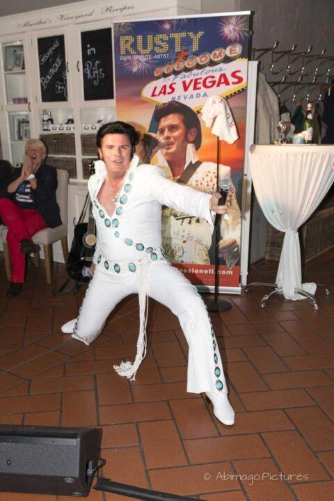 Foto vom Mann verkleidet als Elvis Presley