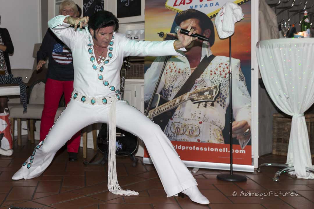 Foto vom Mann verkleidet als Elvis Presley