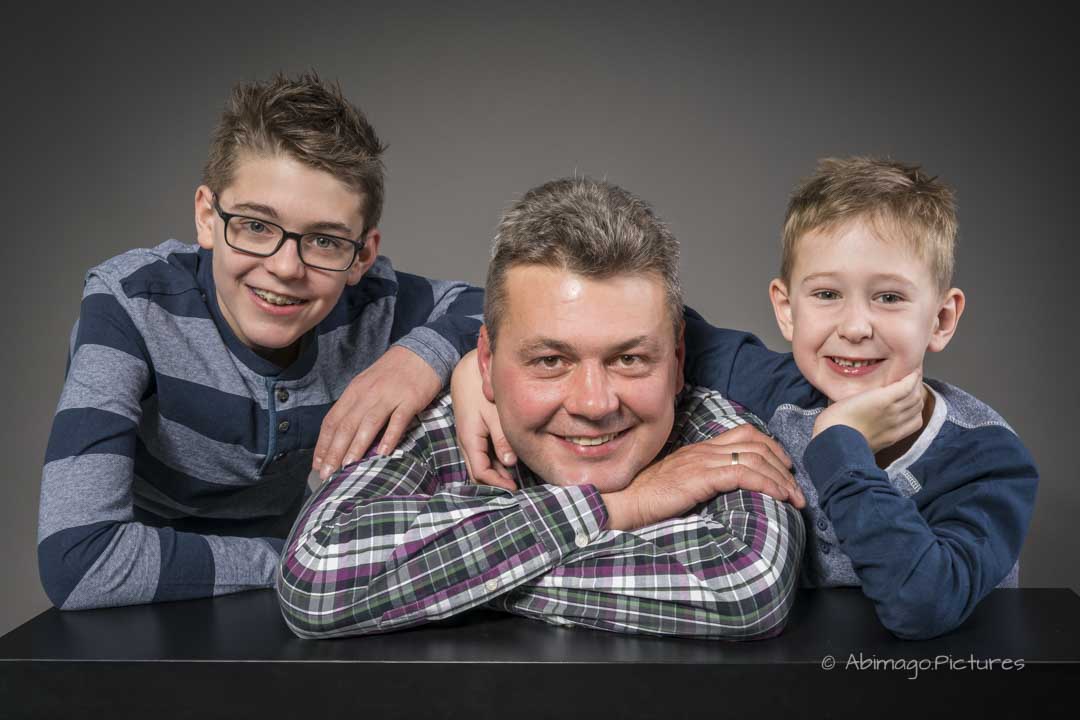 Familienfoto von Vater und zwei Söhnen