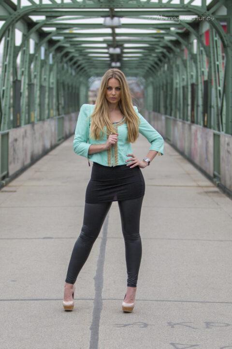 Model Foto von einer Frau auf einer Brücke
