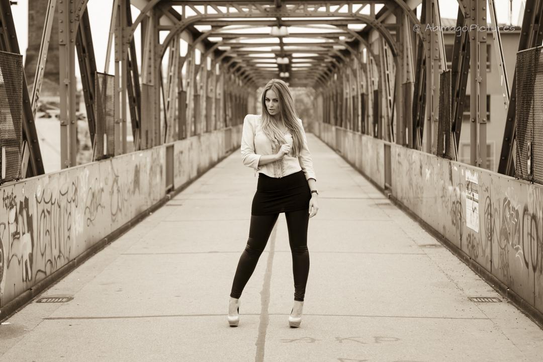 Frau posiert für Sedcard Shooting auf einer Brücke