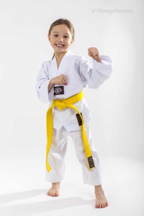 Kinderfoto vom Mädchen in Taekwondo Bekleidung