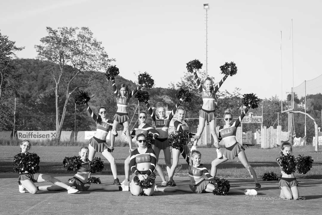 Foto vom tenzenden Cheerleader-Team in schwarz-weiß